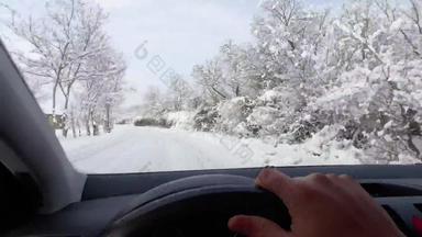 冬天开车观点雪国家路开车冬天雪国家路视图司机角手轮